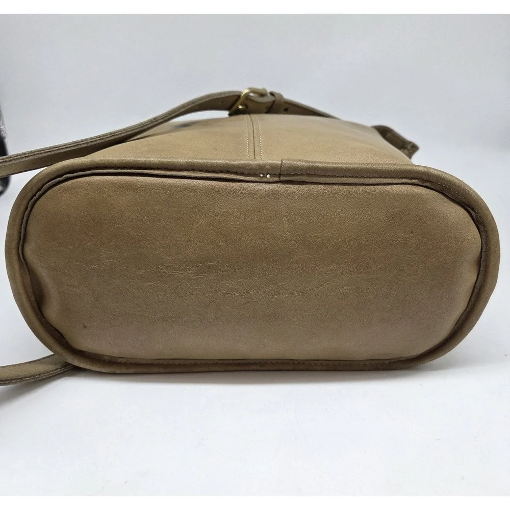 Coach 302 Glove‑Tanned Leather Shoulder Bag USA Made Vintage Beige Zip Top Purse